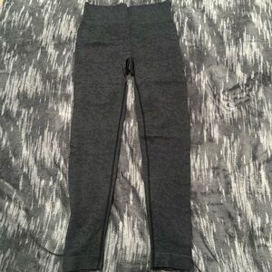 Workout leggings size m cute butt detail & cameo excellent condition Amazon